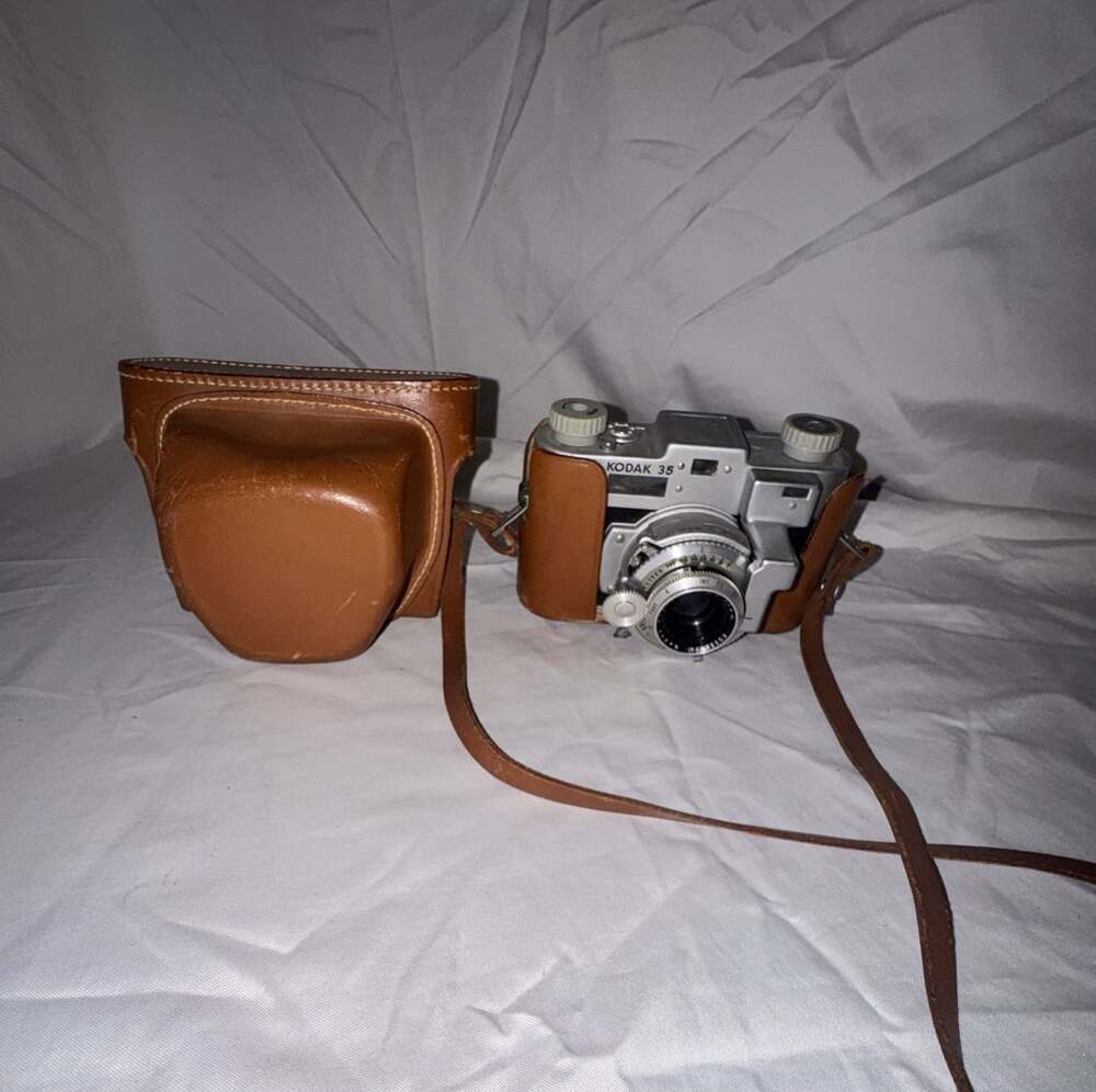 VINTAGE CAMERA KODAK 35 FILM 135 35MM RANGEFINDER COLLECTORS WITH LEATHER CASE